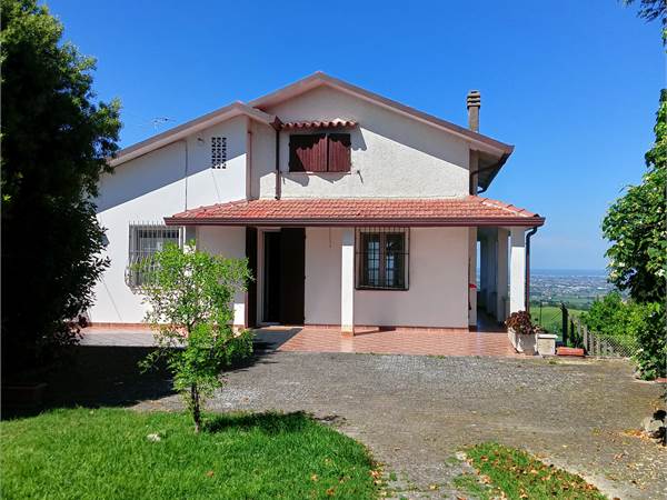 Casa indipendente con giardino a Borghi 