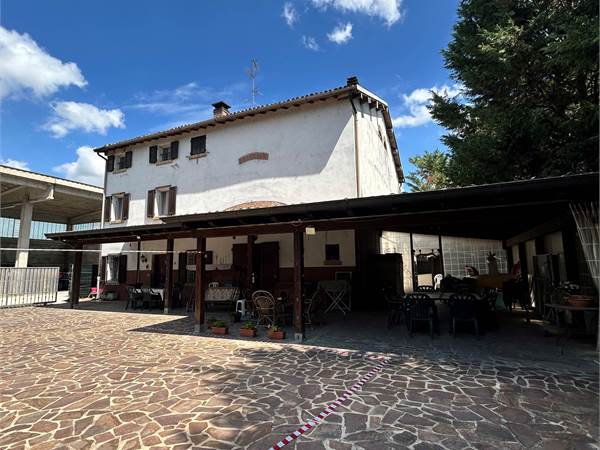 Casale ristrutturato con ampio giardino nella campagna di Soliera
