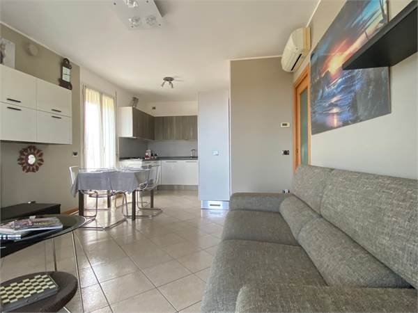 Appartamento con balconi e garage a Novafeltria 