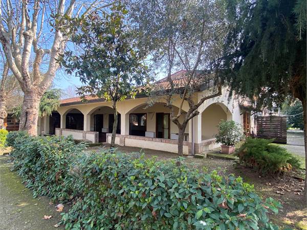 Villa con giardino a Sant'Andrea in Besanigo 