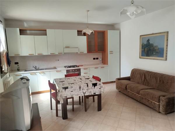 Appartamento ristrutturato con garage e posto auto a Conselice 