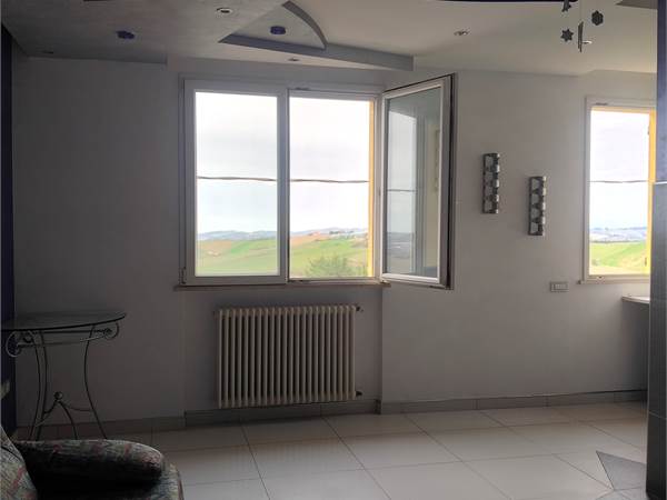 Appartamento con balcone e garage a Santa Maria del Monte 