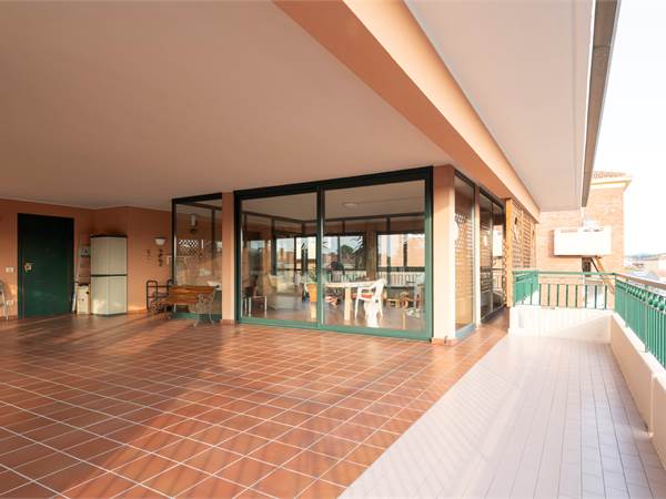 Splendido attico con terrazzo panoramico e garage a Pesaro 
