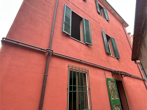 Casa singola con giardino e garage a Ravenna 