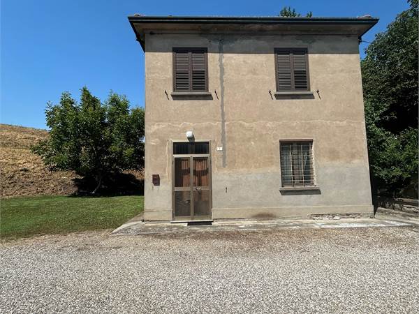 Casa singola con giardino e terreno a Voltana 