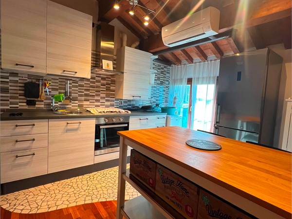 Loft con travi a vista e soppalco – San Bartolo (Ravenna)