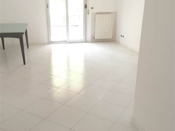 Appartamento ampio e luminoso con 4 balconi e garage a Rimini 