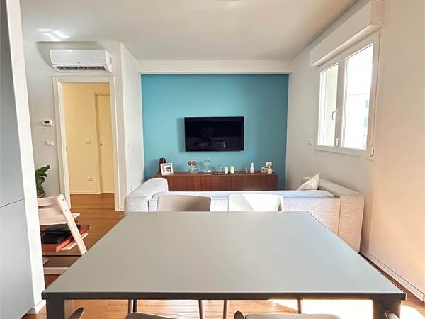 ELEGANTE TRILOCALE IN ZONA NAVILE CON BALCONE CANTINA E POSTO AUTO INTERNO A BOLOGNA 